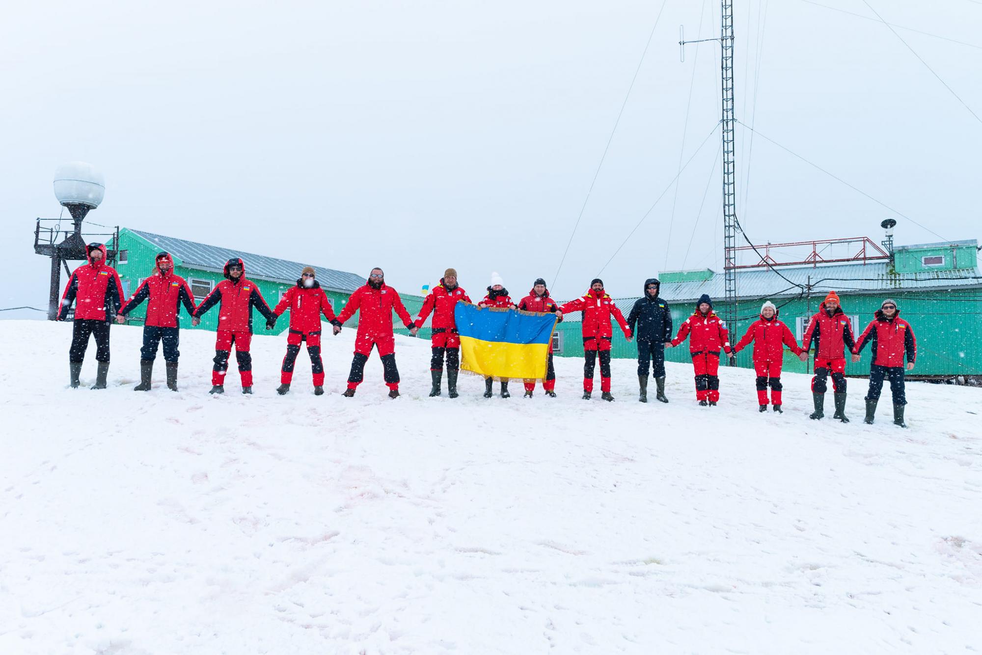 Ланцюг єдності в День Соборності України "протягнувся" до Антарктиди (фото)